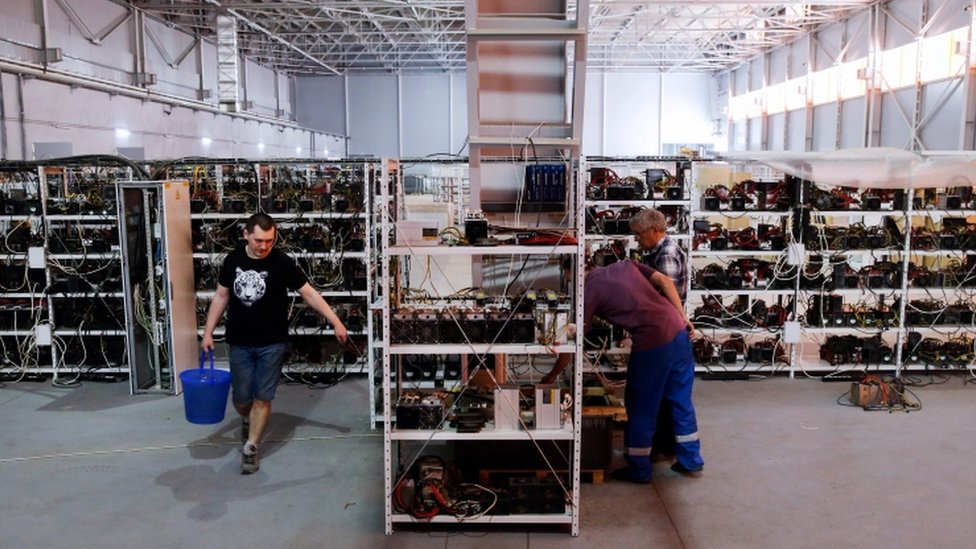 La minería de bitcoin está muy establecida en el mundo. Este es un galpón en Rusia que opera en una antigua fábrica de autos de la era soviética. Galpón de minería de bitcoin en Rusia.