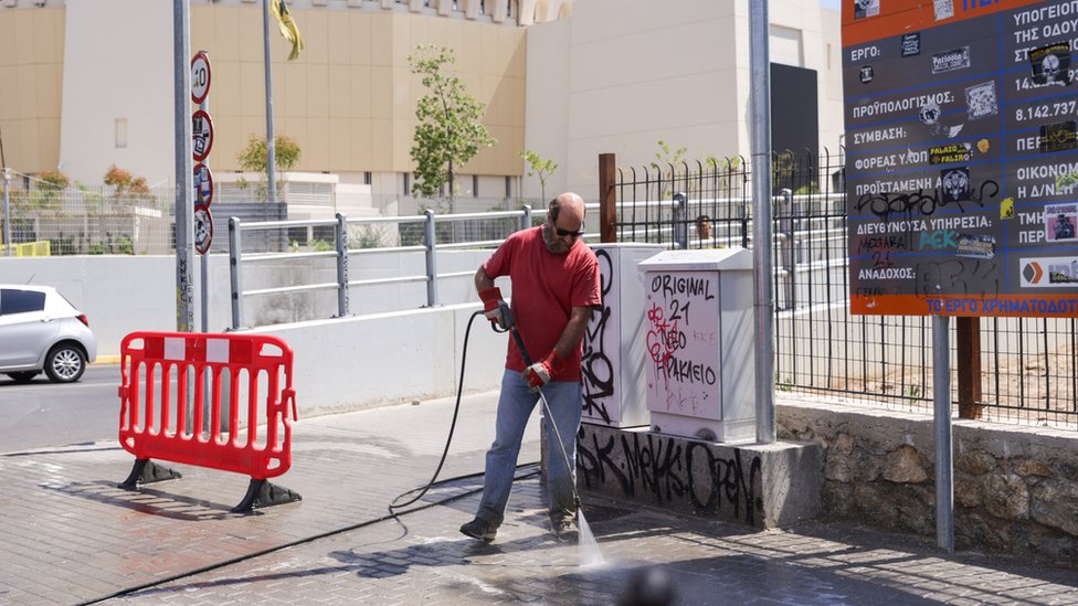 Fudbal i nasilje: Navijač atinskog AEK-a ubijen u tuči sa pristalicama zagrebačkog Dinama, smenjeno sedam zvaničnika grčke policije 13 AEK, atinski AEK