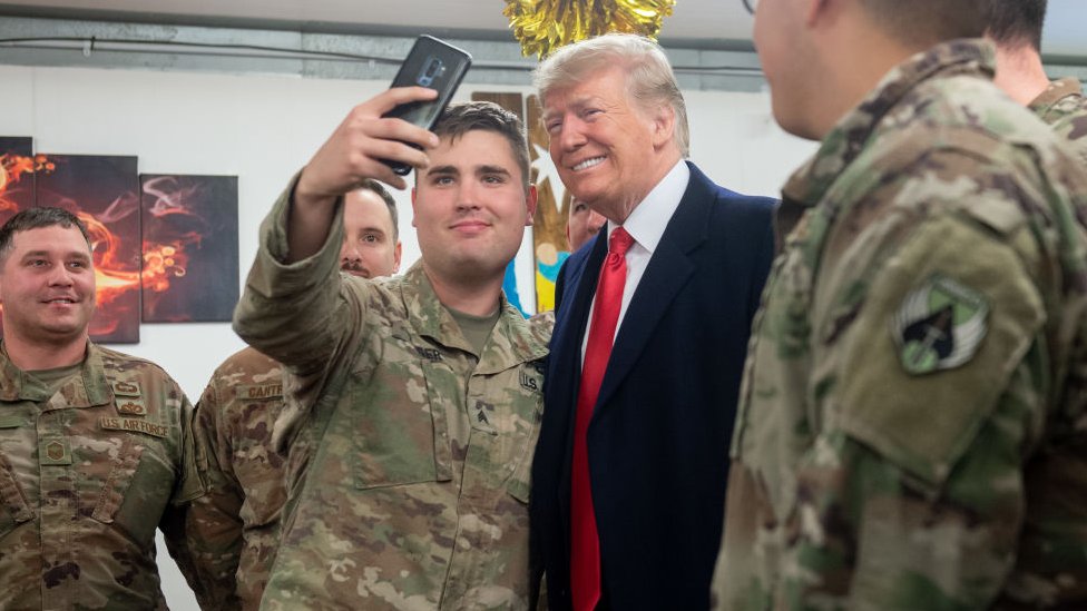 ABD Başkanı Trump, Aralık 2018'de Ayn el Esad hava üssüne sürpriz bir ziyaret gerçekleştirmiş ve ABD askerlerinin Noel bayramını kutlamıştı.