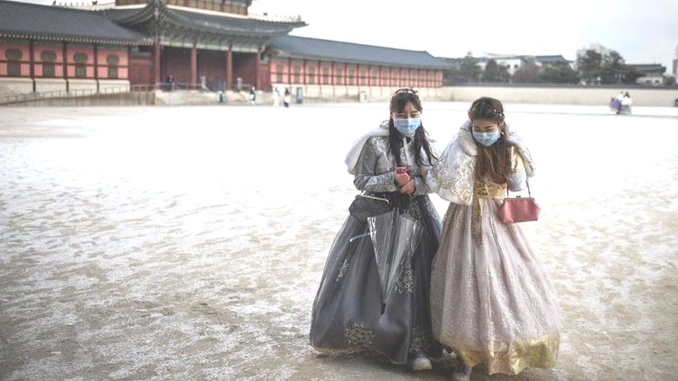 Two young South Korean women wearing the hanbok at a Seoul park