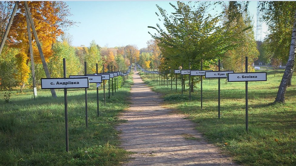 Carteles con los nombres de comunidades abandonadas conforman un memorial en la ciudad de Chernobyl.