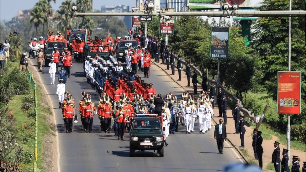 Кенийские военные возглавляют процессию, чтобы нести гроб покойного Даниэля Арапа Мои, второго президента Кении, на стадион Ньяйо