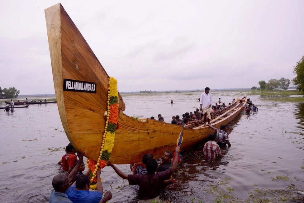 the-great-snake-boat-race-of-india-bbc-news