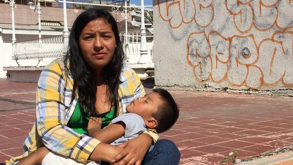 Мать и ее спящий сын в приграничном мексиканском городе Тихуана, 29 апреля 2018 г.