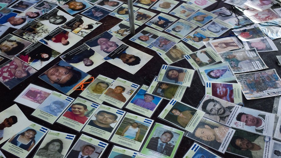 Матери пропавших без вести мигрантов кладут свои фотографии в братский город Тапачула на юге Мексики