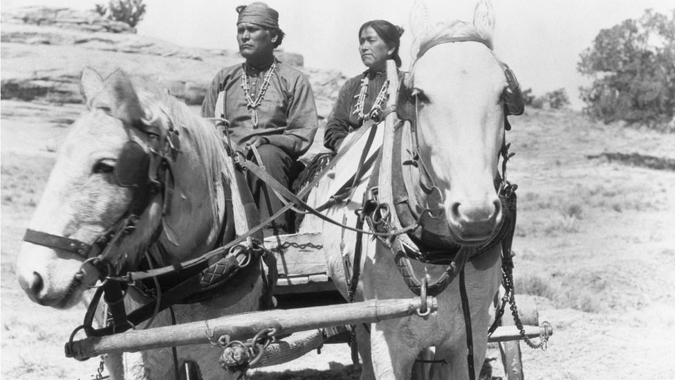 Pareja navajo en un carruaje (1939).