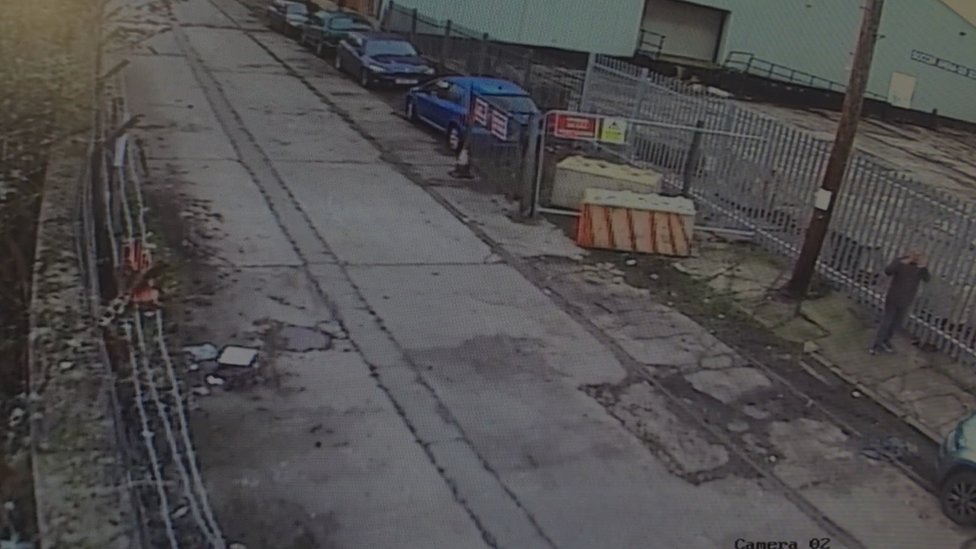 Кадры видеонаблюдения, на которых Питер Ахмед фотографирует машину Келли Венейблс