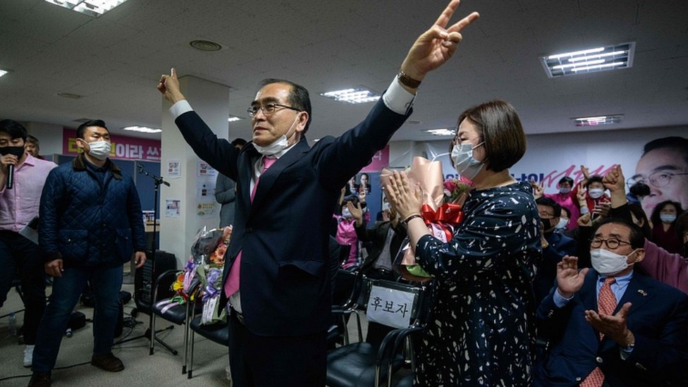 Перебежчик и бывший северокорейский дипломат Тхэ Ён Хо жестикулирует после того, как одержал победу United Future в районе Каннамгу в Сеуле 16 апреля 2020 г.