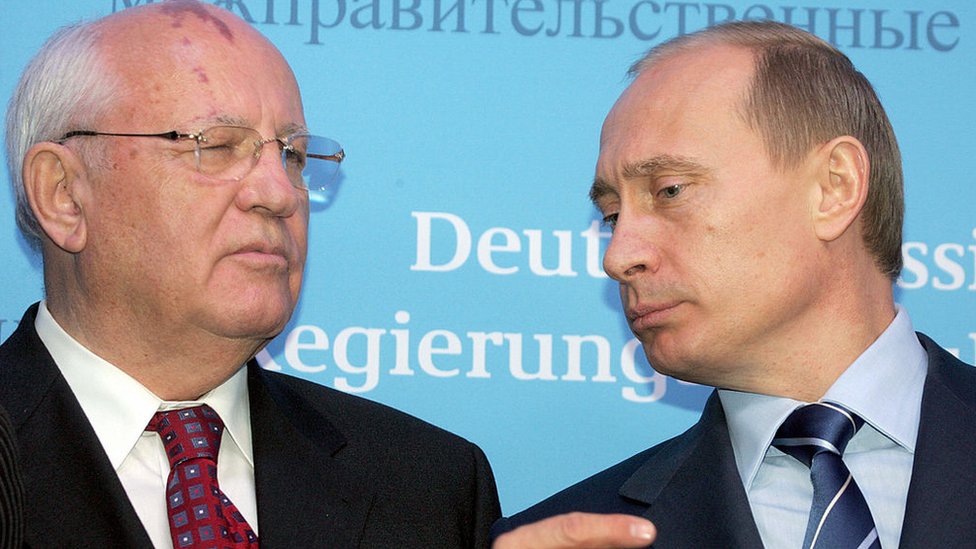 Gorbachov junto a Vladimir Putin.
