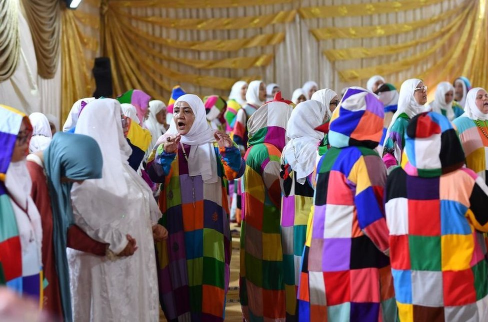 تجمعات النساء يرتدين الملابس الملونة