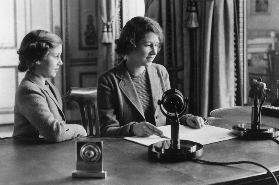 日伊麗莎白公主（右）和瑪格麗特公主向全國發表廣播講話。