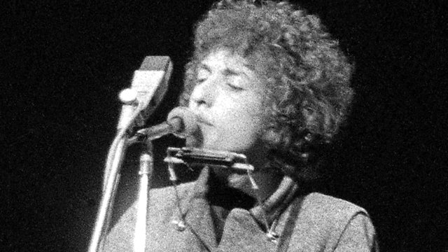 Dylan faces 'Judas' heckle in Manchester - BBC News