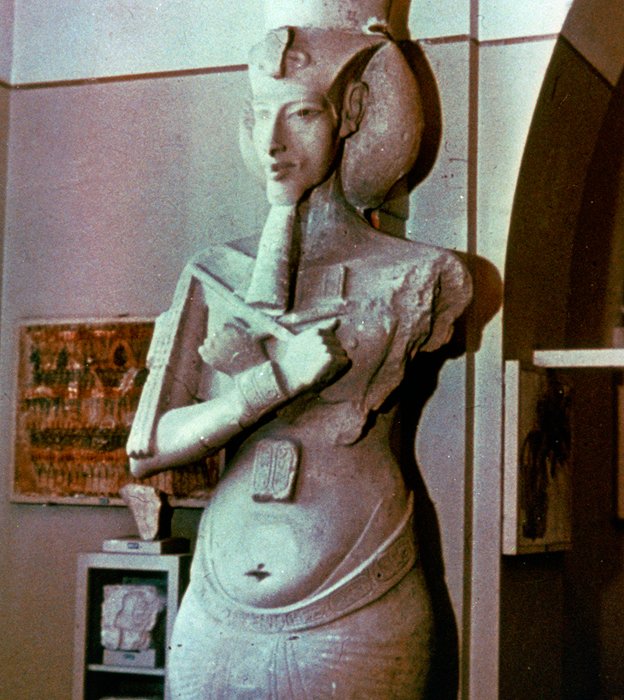 Parecida a las anteriores pero tan distinta. Estatua de Akenatón