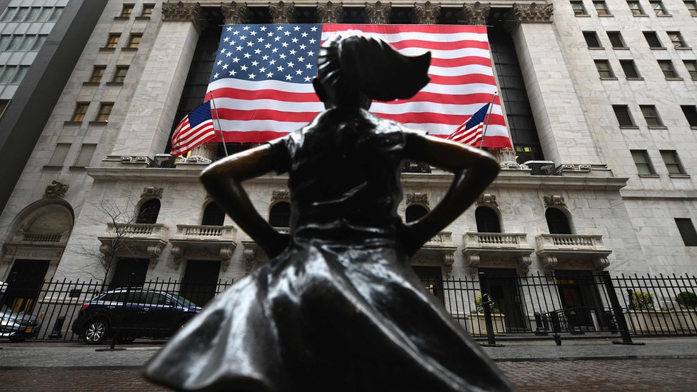 Статуя «Бесстрашной девушки» перед зданием NYSE