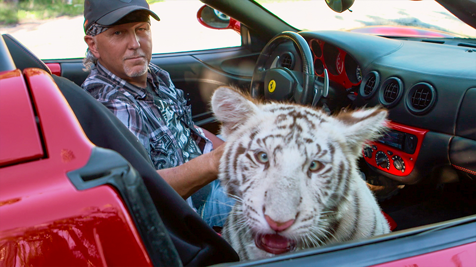 Jeff Lowe con un tigre en su auto