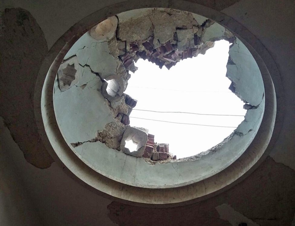 La casa sufrió daños significativos cuando cayó un misil sobre la construcción vecina. Techo del baño dañado.