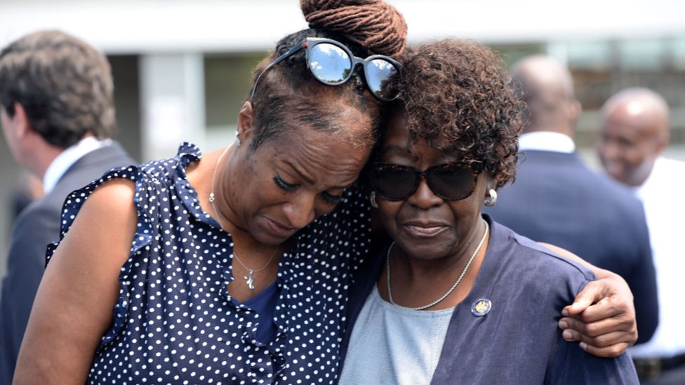 Familiares de las víctimas del tiroteo de Buffalo, Nueva York.