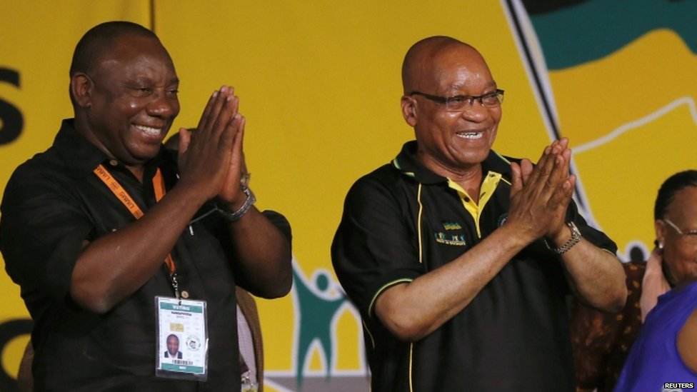 Президент ЮАР Джейкоб Зума празднует свое переизбрание вместе с новоизбранным заместителем президента партии Сирилом Рамафосой