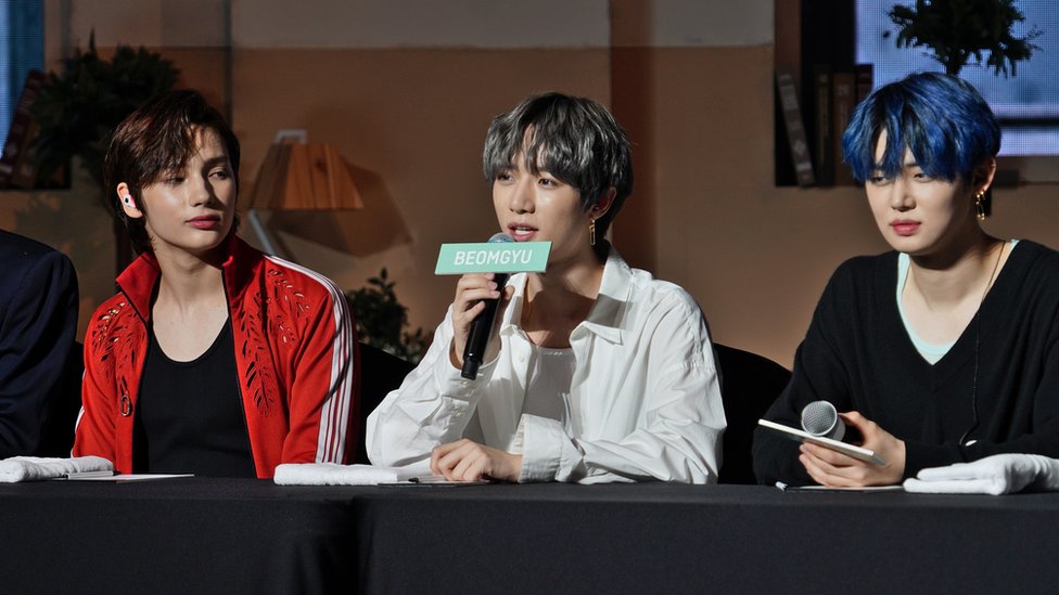 K-pop группа TXT дает пресс-конференцию