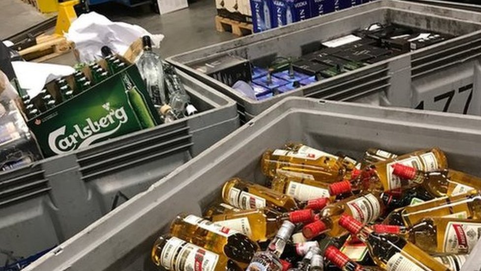 El impuesto al alcohol en Noruega es muy alto, por lo que es uno de los principales bienes de contrabando. Cajas de alcohol y cerveza