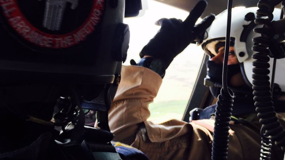 Las fuerzas militares de Irak han logrado rodear a los yihadistas de Estado Islámico en Mosul. El piloto de un helicóptero iraquí hace la señal de la victoria.