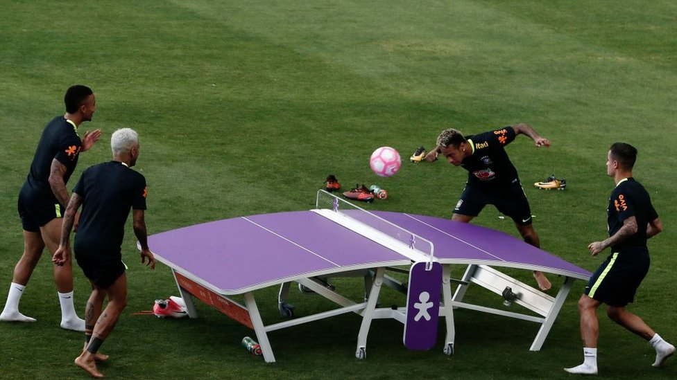 Neymar y Coutinho jugando teqball contra Gabriel Jesus y Alves.