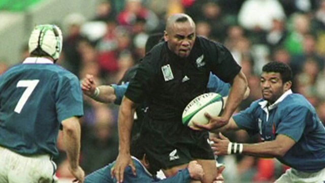 Jonah Lomu playing rugby against France