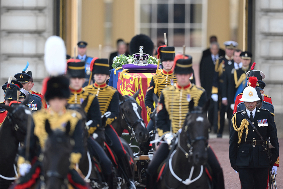 Para anggota pasukan Artileri Berkuda Kerajaan mengawal peti jenazah Ratu Elizabeth II dalam perjalanan dari Istana Buckingham menuju Westminster Hall, pada 14 September 2022.