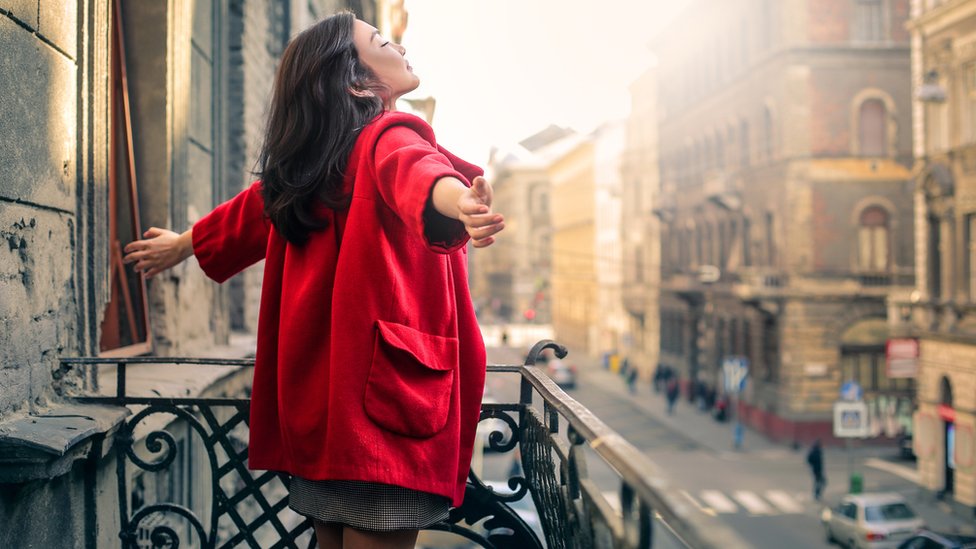 Piensa en lo que está entrando en tu cuerpo... moléculas que han estado en todo el mundo durante mucho, mucho tiempo. Chica respirando