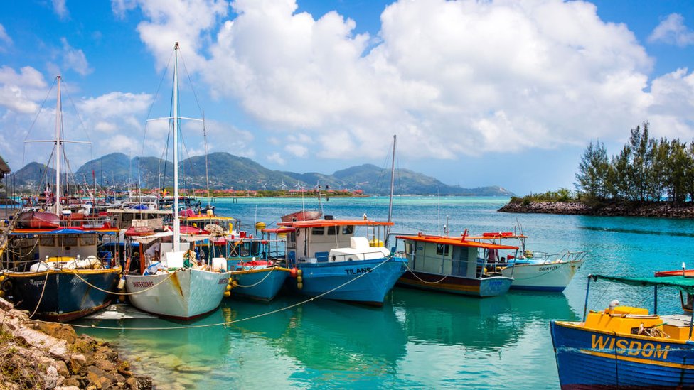 Лодки пришвартованы у острова на Сейшельских островах