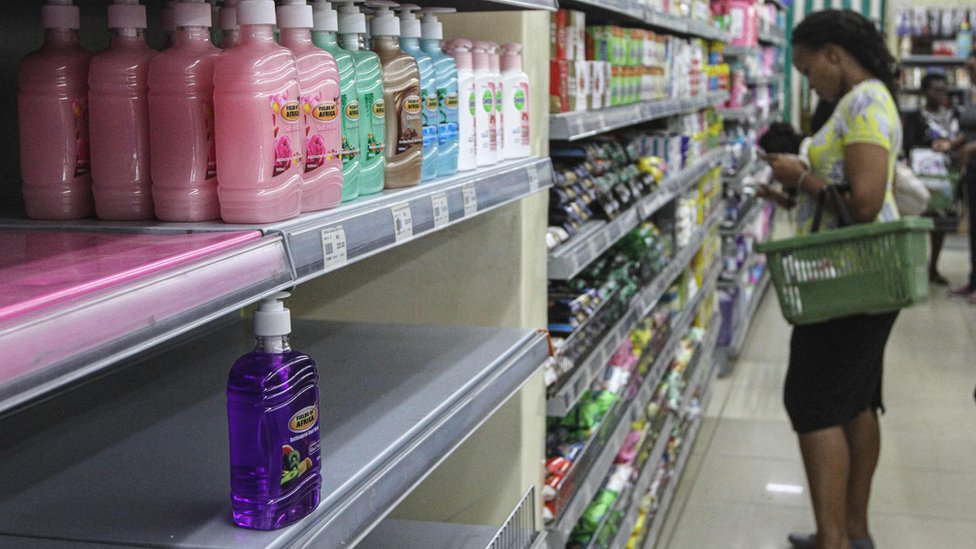 Пустая полка для мыла в супермаркете в Найроби, Кения - 13 марта 2020 г.