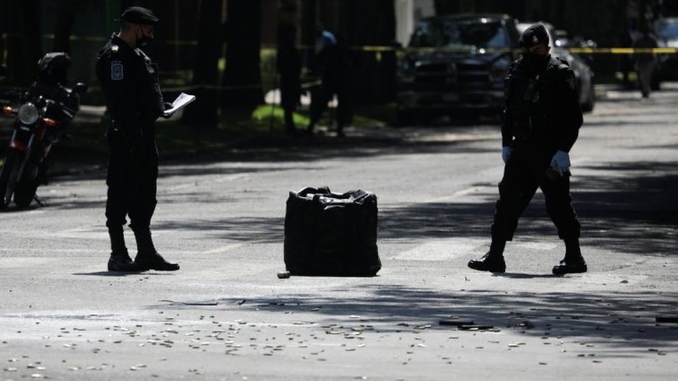 Полицейские стоят рядом с гильзами в престижном районе Ломас-де-Чапультепек, в Мехико, Мексика 26 июня 2020 г.