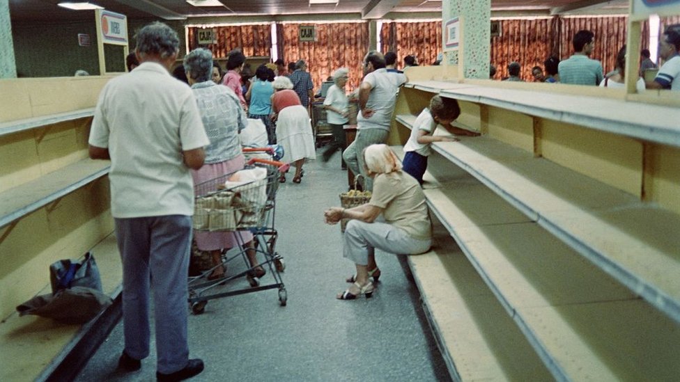 Estantes vacíos en un supermercado de La Habana en medio de la escasez de alimentos en la década de 1990
