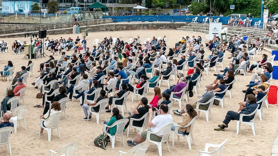 Зрители поддерживают социальную дистанцию ??во время выступления на пляже Ла-Корунья, Испания, 4 июля