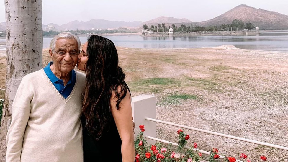 Avani Singh con su abuelo, de 94 años, enfermo de covid en Delhi.