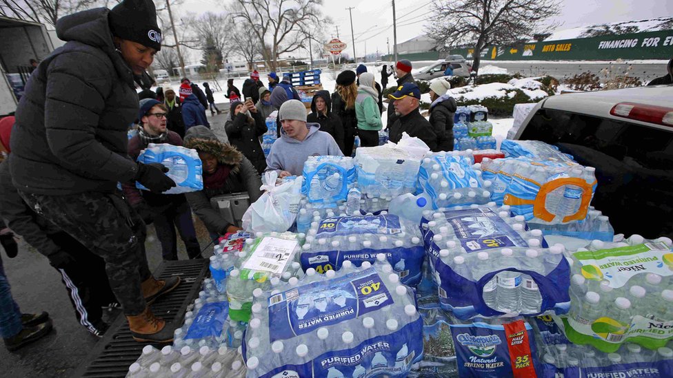Волонтеры раздали воду в бутылках в разгар кризиса