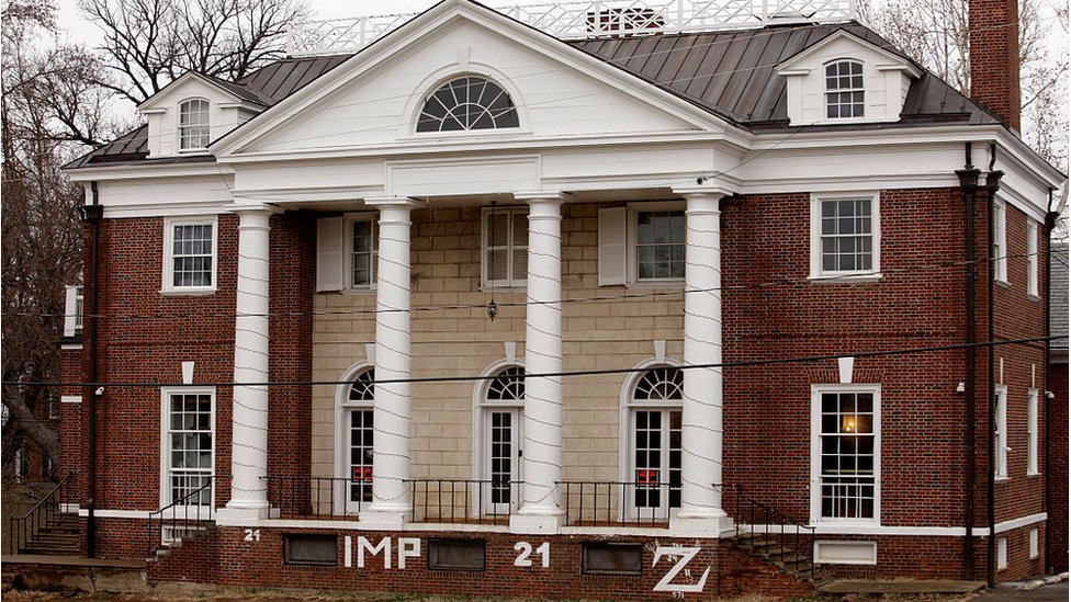 Las casas de las fraternidades son infraestructuras típicas de los campus estadounidenses. Las casas de las fraternidades
