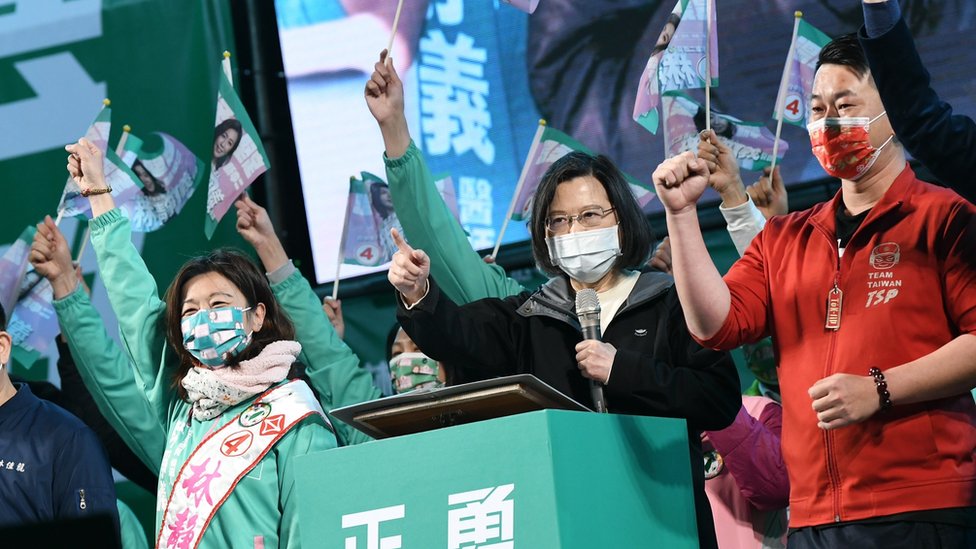 台灣1月9日舉辦立委補選與罷免投票，綠營雙雙獲得勝利。 左邊為當選的林靜儀，中間為台灣總統蔡英文，右邊紅色衣著為遭罷免的前立委陳柏惟。 （1月8日攝，民進黨提供）
