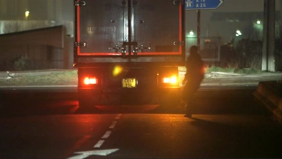 Мигрант бежит навстречу грузовику