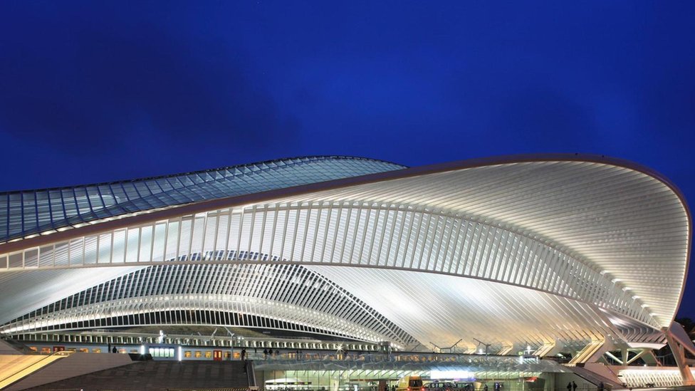 Liège-Guillemins, del arquitecto español Santiago Calatrava, es una de las modernas estaciones de más avanzado diseño. Liège-Guillemins