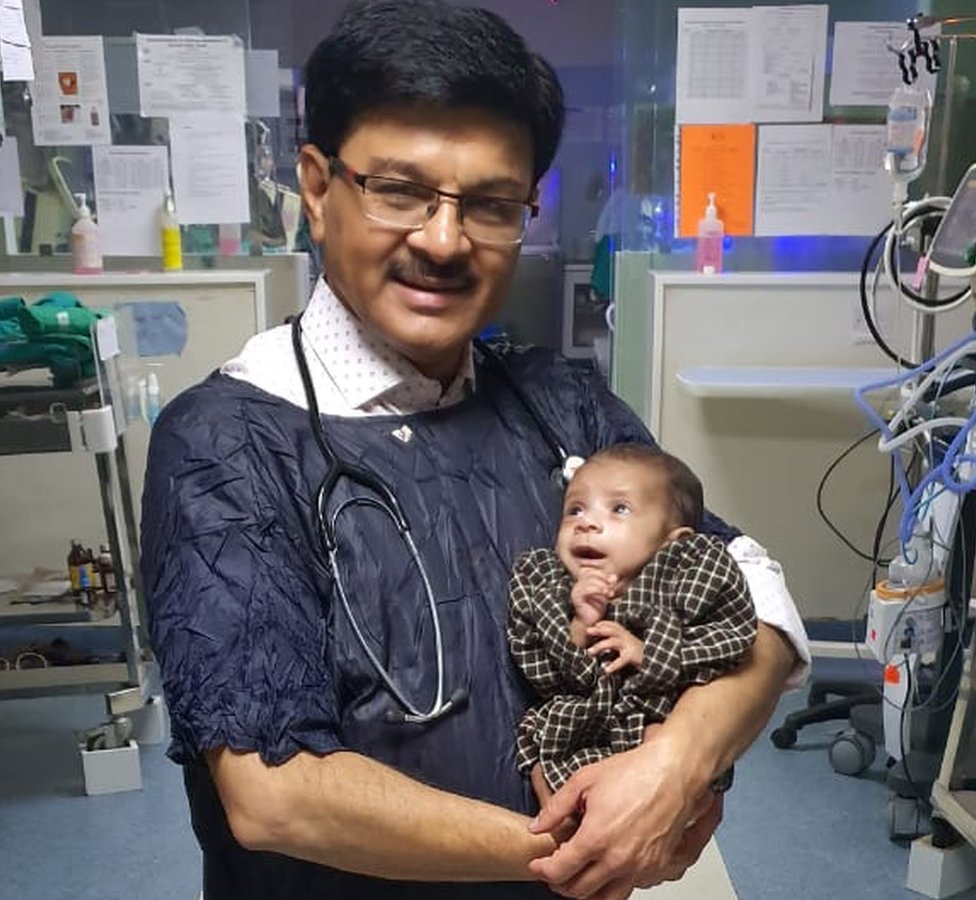 Dr Ravi Khanna con la beba en el hospital.
