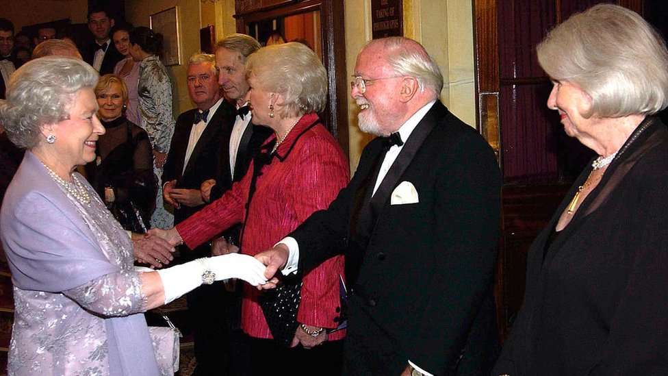 الملكة مع نجمي "مصيدة الفئران" السابقين ريتشارد أتينبورو وشيلا سيم
