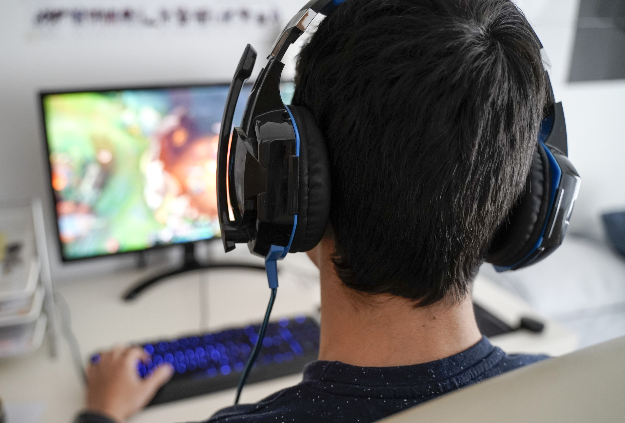 Un hombre jugando videojuegos en su computador.