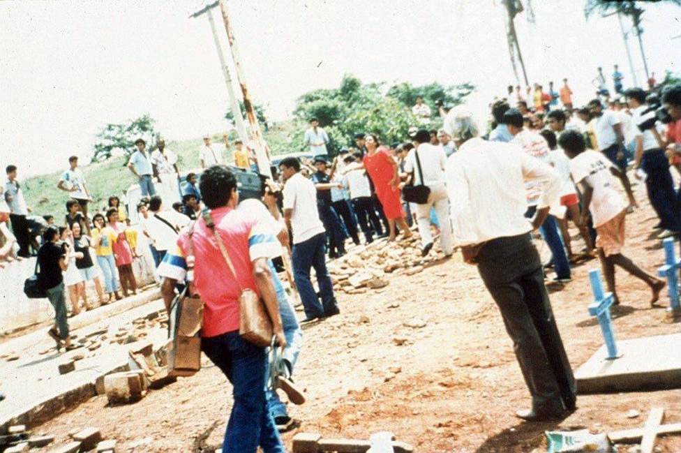 Imagen de las protestas durante el entierro de las víctimas.