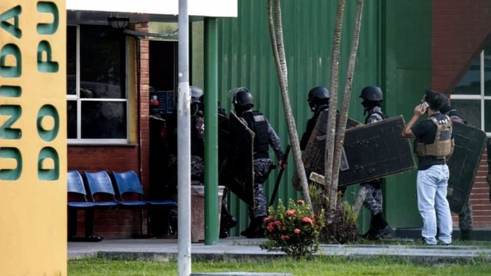 Бразильская полиция по охране общественного порядка готовится к вторжению в тюрьму Пуракевара в сообществе Бела-Виста, район Пуракекуара в городе Манаус, штат Амазонас, 27 мая 2019 г.