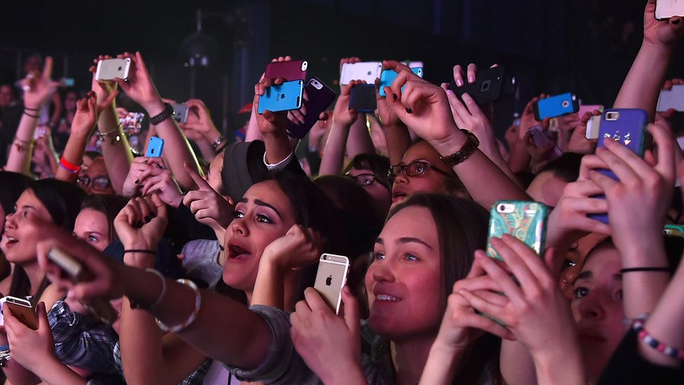 Apple patents concert camera blocker - BBC News