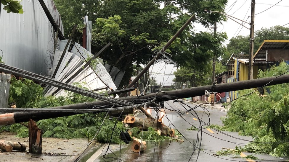 Tendido eléctrico en el suelo luego del impacto del huracán Fiona.