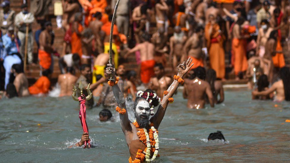 Hindular, Ganj Nehri'nde yıkanmanın kendilerini günahlarından arındıracağına inanıyor