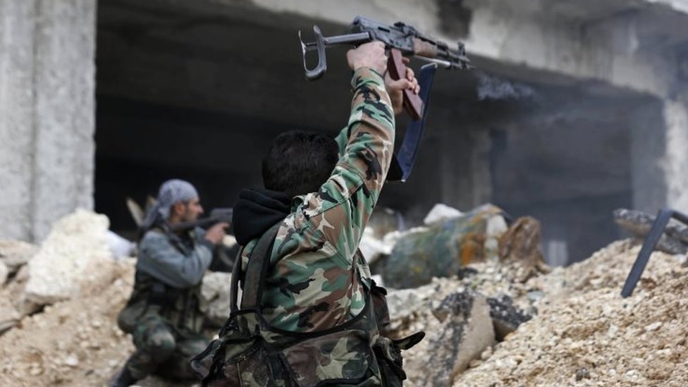 Солдаты сирийского правительства стреляют из оружия в восточном Алеппо, Сирия. Фото: 5 декабря 2016 г.