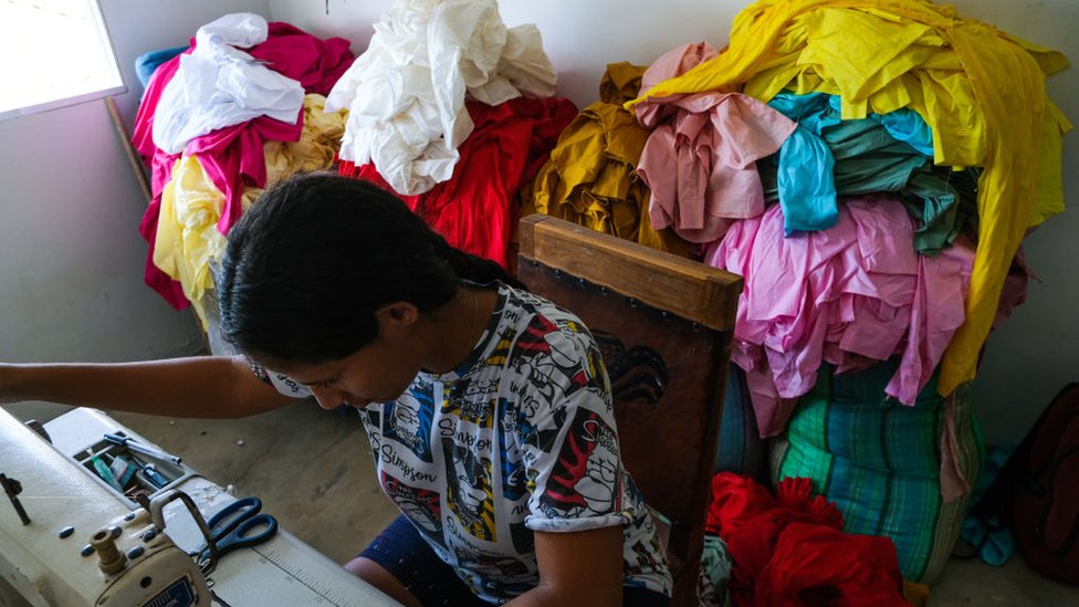 Trabajadora colombiana en empresa textil.